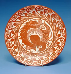 Irdenes Geschirr, dekoriert in rotem Lüster mit einem rollenden Drachen, ca. 1880-85
